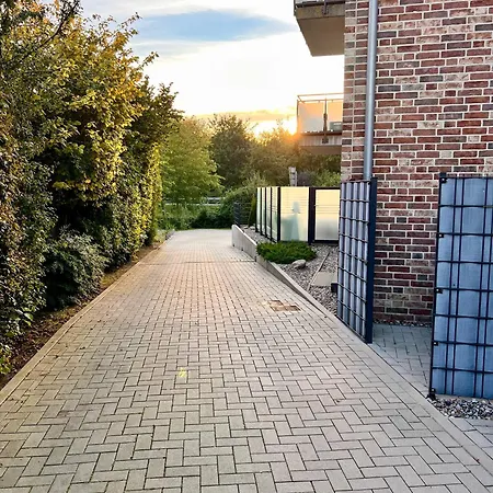 Kleine Auszeit -- Inklusive Parkplatz & Wifi, Geschirrspueler, Waschmaschine & Terrasse Mit Strandkorb -- Perfekt Fuer Urlaub & Business Lägenhet