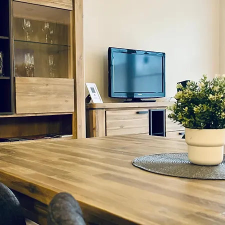 Kleine Auszeit -- Inklusive Parkplatz & Wifi, Geschirrspueler, Waschmaschine & Terrasse Mit Strandkorb -- Perfekt Fuer Urlaub & Business Lägenhet *